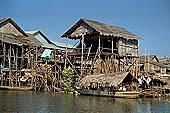 Tonle Sap - Kampong Phluk floating village - stilted houses 
